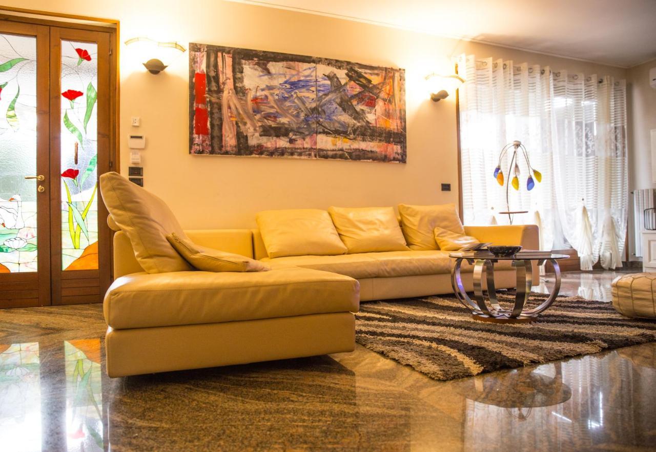 Villa Ivana Desenzano del Garda Buitenkant foto