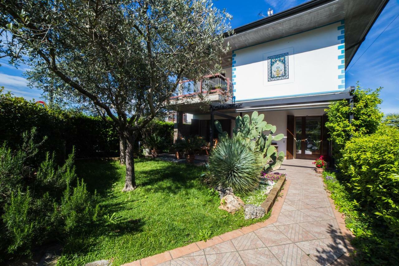 Villa Ivana Desenzano del Garda Buitenkant foto